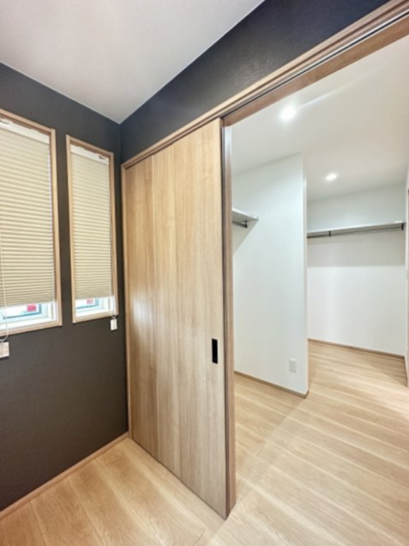 「築浅物件」「駅チカ」二見町西二見駅前　築1年