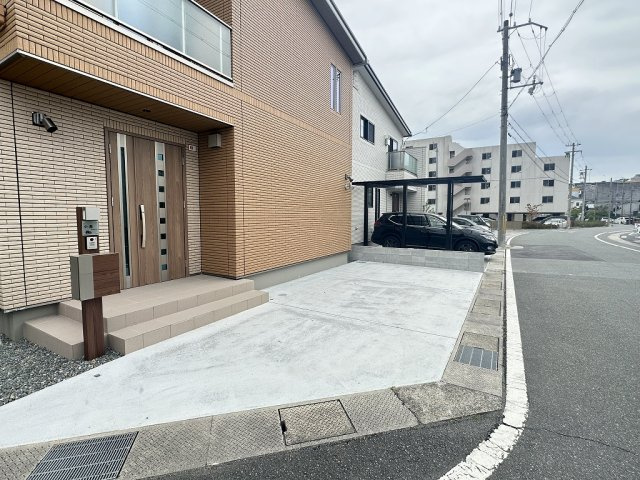 「築浅物件」「駅チカ」二見町西二見駅前　築1年