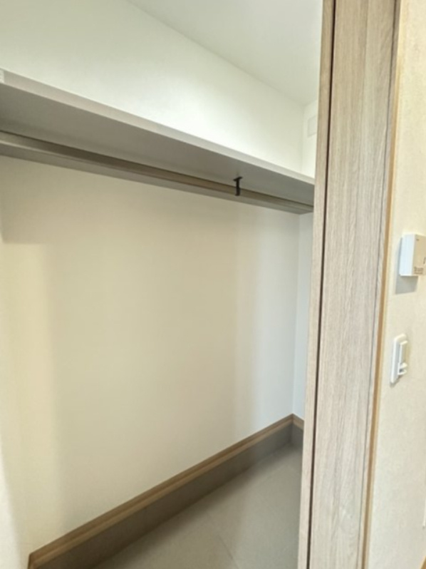 「築浅物件」「駅チカ」二見町西二見駅前　築1年