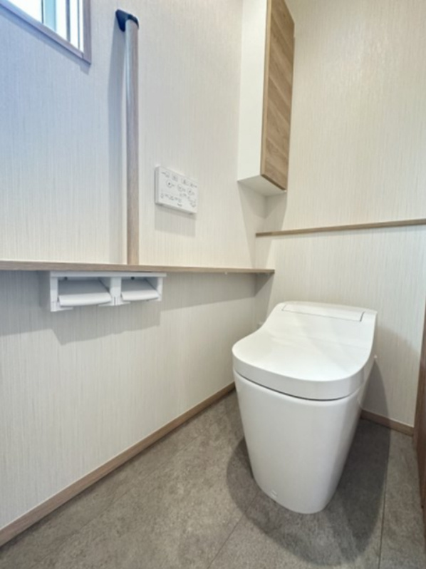 「築浅物件」「駅チカ」二見町西二見駅前　築1年