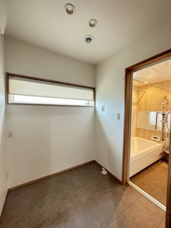 「築浅物件」「駅チカ」二見町西二見駅前　築1年