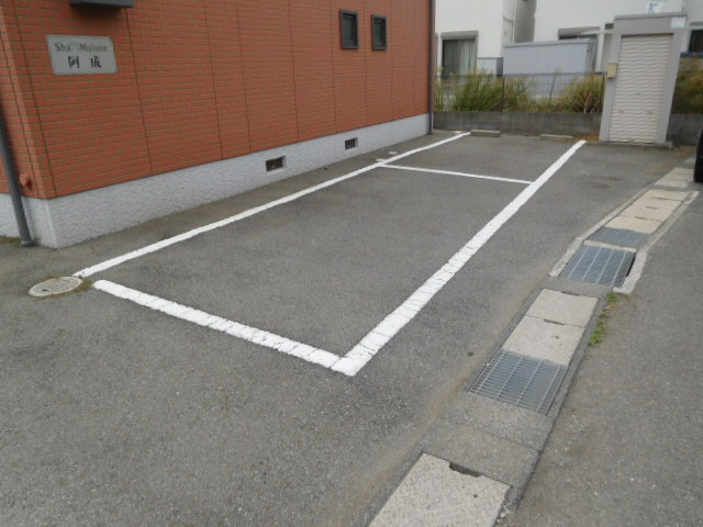 シャーメゾン阿成の駐車場