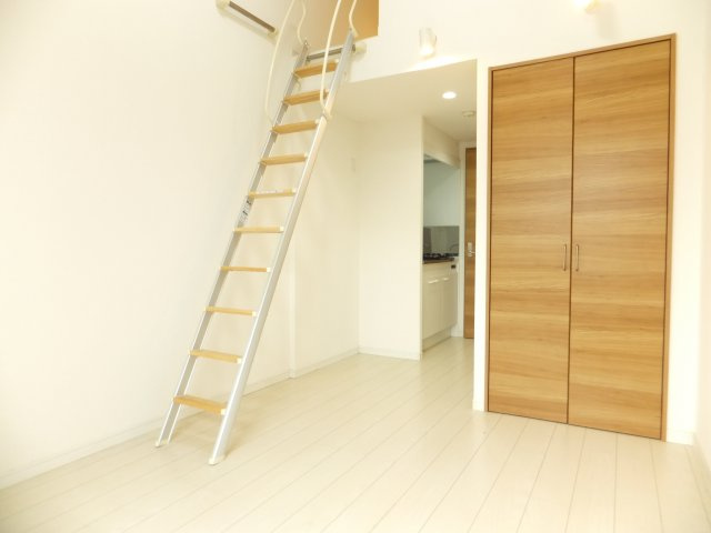 ダイレクト・メゾン原木中山の洋室