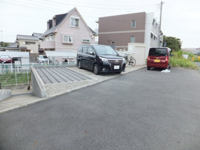 ダイレクト・メゾン原木中山の駐車場