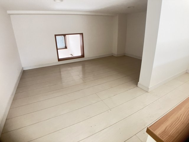 ダイレクト・メゾン原木中山の居間・リビング