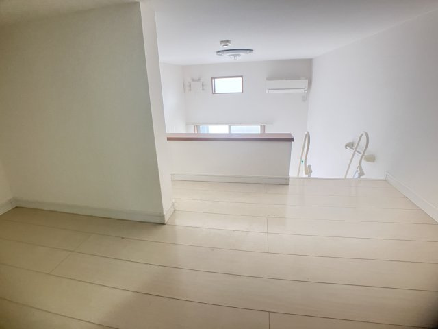 ダイレクト・メゾン原木中山の居間・リビング