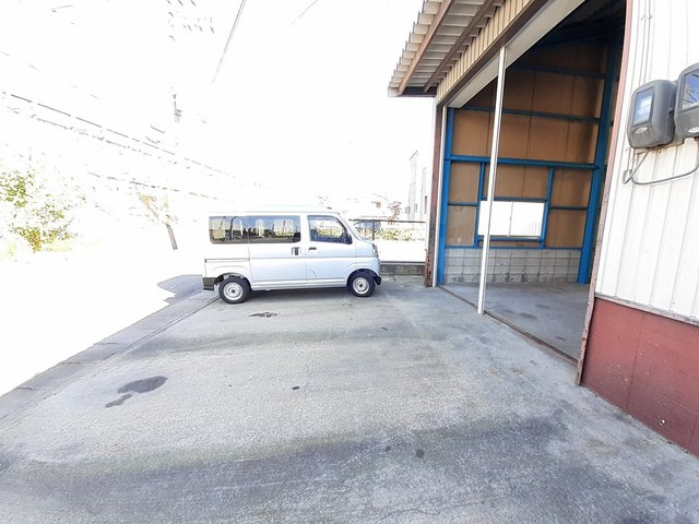 栗東市目川の倉庫の駐車場|カースペースがあります