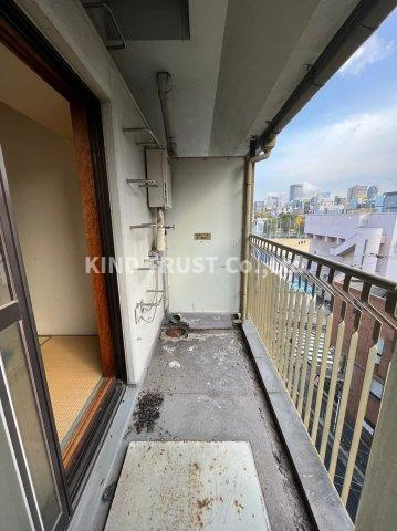 メゾン﨑山のバルコニー|暖かな日差しのふりそそぐバルコニー