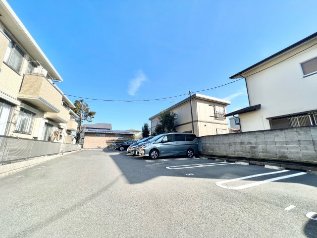 エミネンスAの駐車場|駐車場があるので、車を買う予定の方も安心です