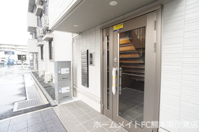 熊本市南区田迎３丁目のアパートのエントランス