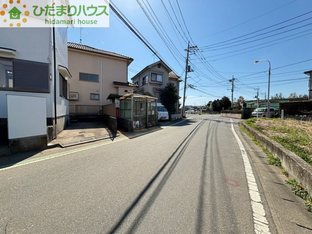 北本市朝日4丁目　中古一戸建ての前面道路含む現地写真