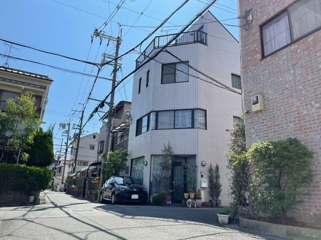 田井町　中古一戸建ての前面道路含む現地写真|前道　角地　北3.3ｍ　西4.0ｍ