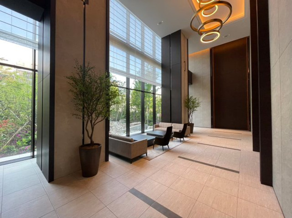 【エントランス】 | 【エントランスホール】天井は高さ約8ｍ！揺るぎない風格を感じさせる二層吹抜の大空間です。