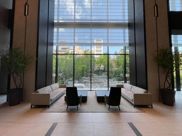 【エントランス】 | 【エントランスホール】壁一面の窓越しに壮大な緑景を写す、ドラマチックで開放感あふれる迎賓空間です。