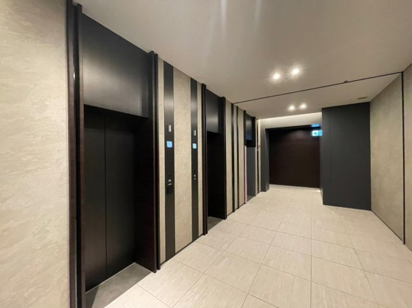 【その他共用部分】 | 【エレベーターホール】白と黒のコントラストが美しい、ホテルライクなウェイティングスペース☆