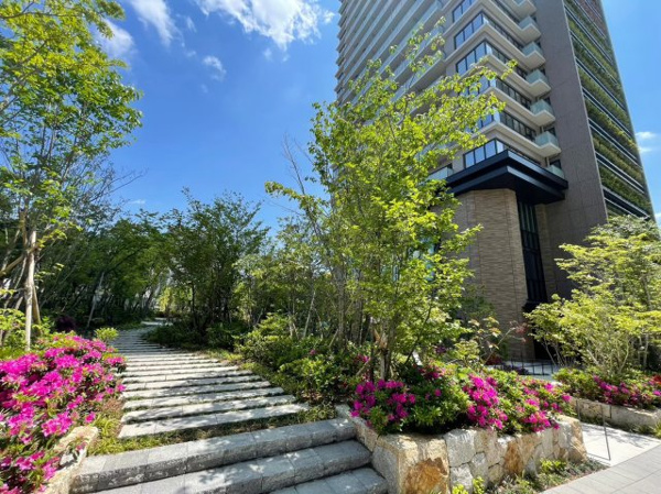 【周辺】 | 【グランドガーデン】敷地内の並木道。樹々の薫り豊かなガーデンスケープ。季節ごとの表情を楽しめます！