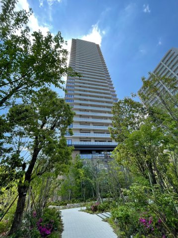 【外観】 | 【外観】敷地の2/3が空地となっており、美しい植栽が壮大な緑彩空間を構成しています。