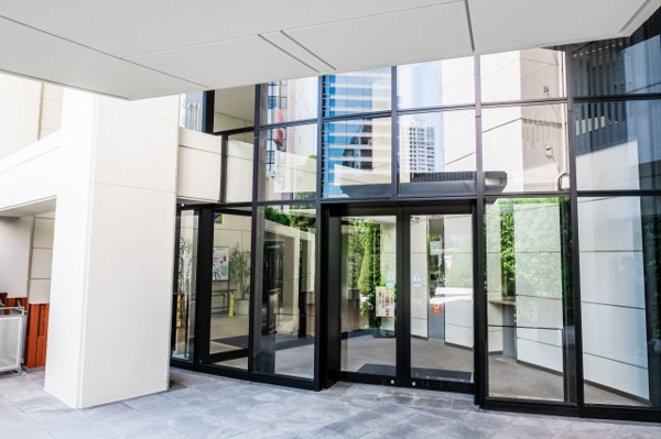 【エントランス】 | 【エントランス出入口】緩やかなアーチを描くガラス張りのエントランス！セキュリティも強固で安心！