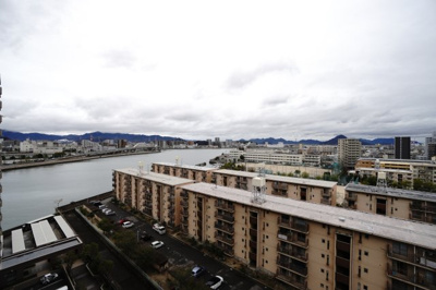 【展望】 | 【上質リノベ】サーパス南千田橋10F | 【四季を感じる】
四季の移ろい・爽やかな青空や風を感じられ
自然を愉しめるパノラマビュー。
毎日の暮らしに余裕を感じさせてくれる、
遮る物の無い開放的な眺望を是非、ご堪能ください。