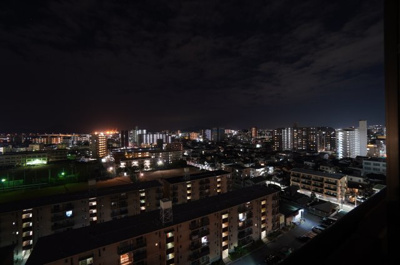 【展望】 | 【上質リノベ】サーパス南千田橋10F | 【Night View】
物件からの夜の景色は、隠れ夜景スポットのよう。
お仕事から疲れて帰ってきて、この夜景を楽しめるのも
この立地ならでは。
もう少し早い時間のサンセット夜景もキレイかも。