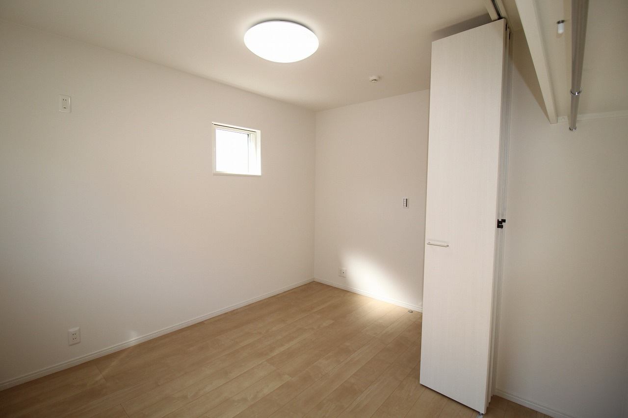 介良　新築戸建　西棟の洋室|2Ｆ　南西の部屋　5.4帖