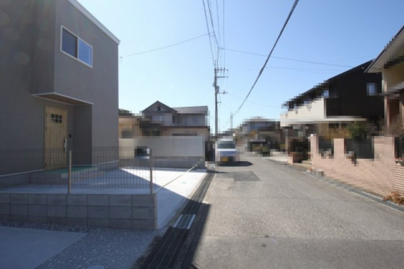 介良　新築戸建　西棟の前面道路含む現地写真