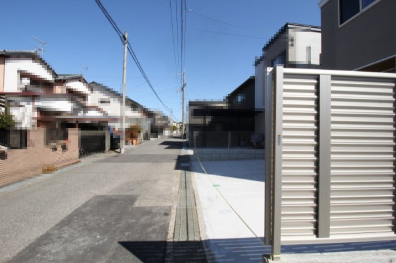 介良　新築戸建　西棟の前面道路含む現地写真