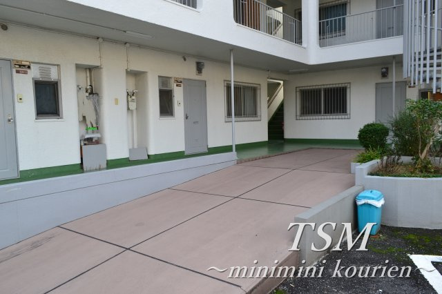 翠香マンションのエントランス|スロープ付のエントランス