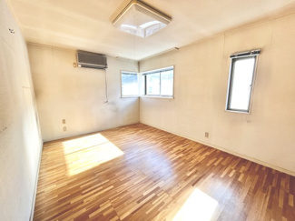 【洋室】 | 鼻高町中古戸建 | ■2F洋室／明るく広々使えます♪