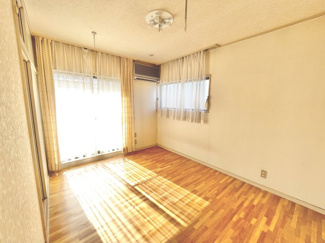 【内装】 | 鼻高町中古戸建 | ■2F洋室／日当たり良好・収納あり♪