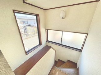 【エントランス】 | 鼻高町中古戸建 | ■窓も多く明るい階段です♪