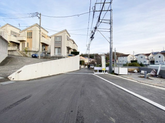 【前面道路含む現地写真】