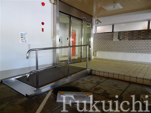 ハイツ鷹番のエントランス