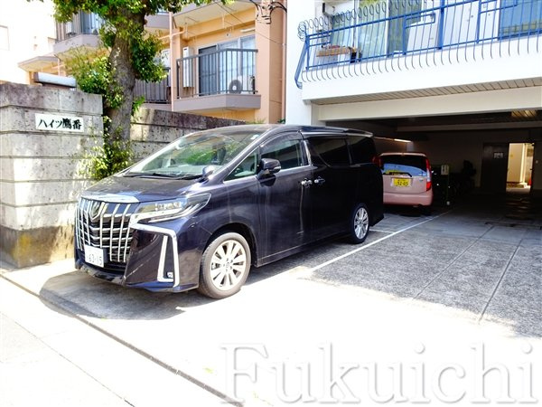 ハイツ鷹番の駐車場