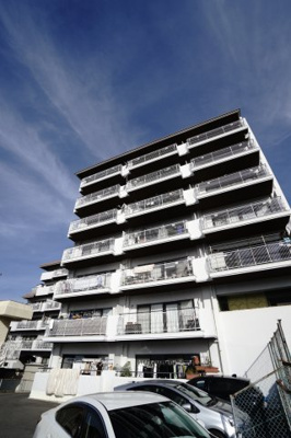 【外観】 | 【上質リノベ】牛田東パークマンション | 【耐震性】
耐震性の高さを判断するポイントは、
建築確認申請日が1981年6月1日以降の
新耐震基準に適合しているかどうか。
震度６程度の大地震でも
建物が崩壊しないレベルが基準になりました。