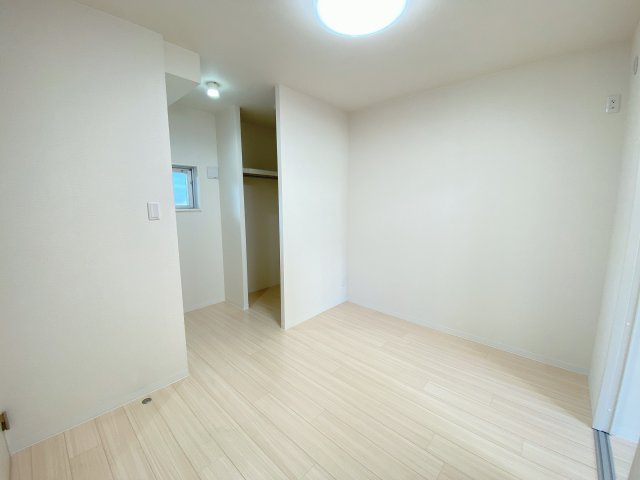A・City常滑原松の洋室