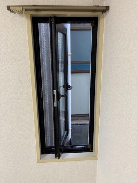 腰高窓