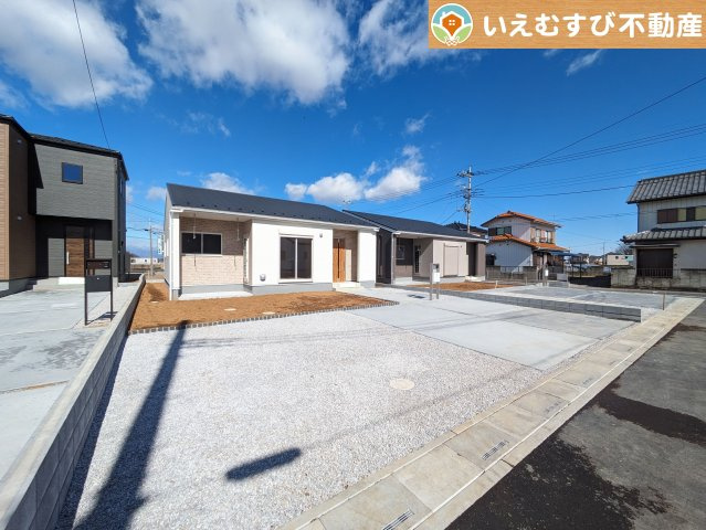 Livele Garden.S　上里町三町の駐車場|並列4台駐車可能なゆとりのカースペース
複数台車をお持ちでも、お友達が遊びに来てもゆとりの駐車スペース！