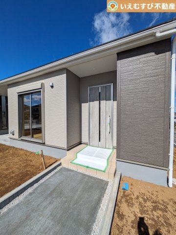 Livele Garden.S　上里町三町のエントランス|落ち着いた色づかいのエントランス
駐車場からアクセスの良いエントランス。雨の日や荷物が多くても安心の動線♪