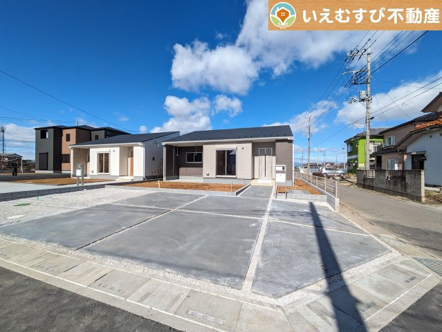 Livele Garden.S　上里町三町の駐車場|並列3台駐車可能なゆとりのカースペース
複数台車をお持ちでも、お友達が遊びに来てもゆとりの駐車スペース！