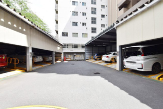 【駐車場】 | マンションの駐車場スペース。空きの有無や駐車料金、サイズ規定などについては、改めてお問い合わせください。～即日のご見学可能～　お問合せはお気軽にどうぞ。