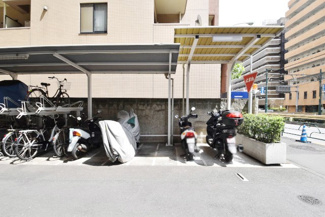 【駐車場】 | バイク置き場。空き区画の有無や駐輪料金、サイズおよび排気量規定などについては、改めてお問い合わせください。～即日のご見学可能～　お問合せはお気軽にどうぞ。
