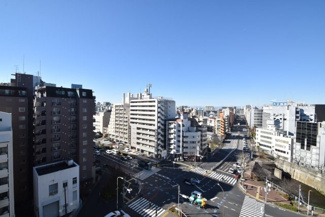 【展望】 | 眼前に広がる空の雄大さと、このお部屋の自慢の一つである「眺望」をご覧ください。毎日、この景色を独り占めできる新生活に夢が広がります。～即日のご見学可能～　お問合せはお気軽にどうぞ。
