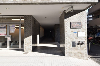 【エントランス】 | お客様を、そして住人を出迎えてくれるマンションのエントランス。ゴミが落ちていないことからも、管理状態の良さや住民の節度の高さが見て取れます。～即日のご見学可能～　お問合せはお気軽にどうぞ。