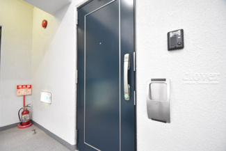 【その他共用部分】 | ダブルロック式の玄関ドアが皆様をお出迎え。お部屋のセキュリティの観点からも、うれしい設備ですね。玄関の色もシックで良い感じです。～即日のご見学可能～　お問合せはお気軽にどうぞ。