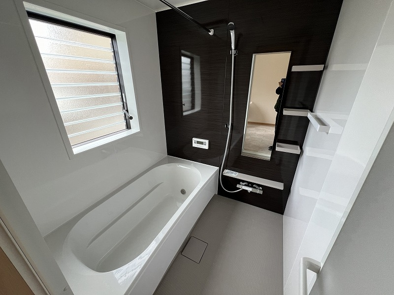 鴨部B号地　中古戸建（未入居）の浴室|落ち着いた色合いで、足をゆったり伸ばせる浴槽です。