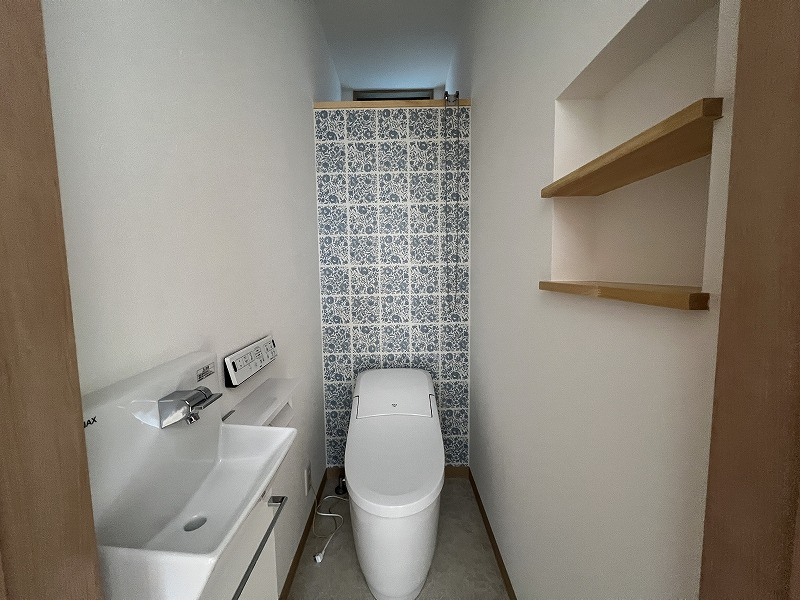 鴨部B号地　中古戸建（未入居）のトイレ|1F手洗い付きトイレです