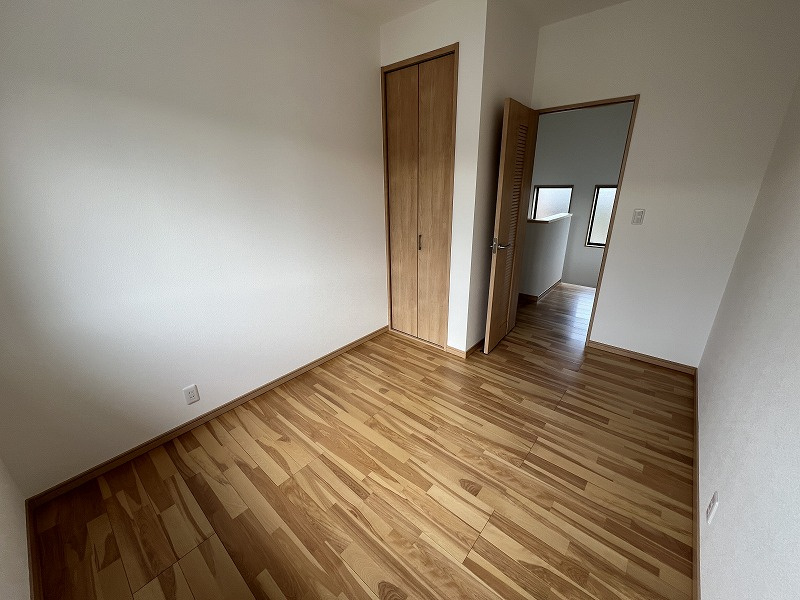 鴨部B号地　中古戸建（未入居）の洋室|5.1帖の洋室(中央)