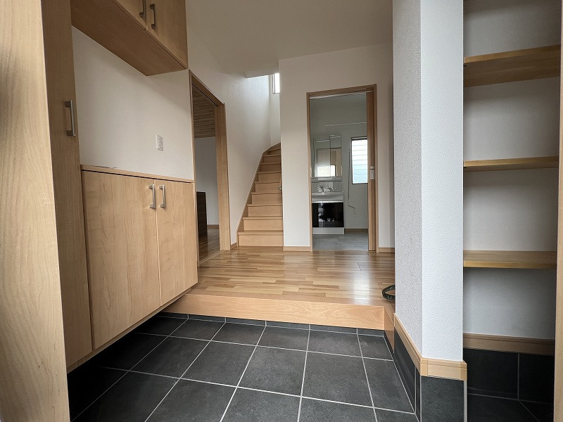 鴨部B号地　中古戸建（未入居）の玄関|SICがある玄関ホール(外側)