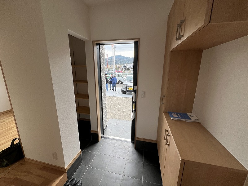 鴨部B号地　中古戸建（未入居）の玄関|SICがある玄関ホール(内側)